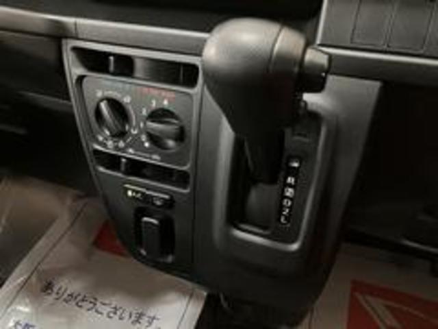 ハイゼットカーゴＤＸ／１年間走行距離無制限／キーレス／前席パワーウインドウ１年間走行距離無制限　ＡＭ／ＦＭラジオ　両席エアバッグ　アイドリングストップ　オーバーヘッドコンソール　前席パワーウインドウ　スモークガラス　ハロゲンヘッドライト　パワーステアリング　ＡＢＳ（大阪府）の中古車