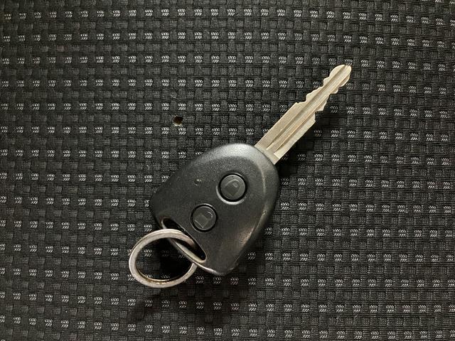 ハイゼットカーゴＤＸ／１年間走行距離無制限／キーレス／前席パワーウインドウ１年間走行距離無制限　ＡＭ／ＦＭラジオ　両席エアバッグ　アイドリングストップ　オーバーヘッドコンソール　前席パワーウインドウ　スモークガラス　ハロゲンヘッドライト　パワーステアリング　ＡＢＳ（大阪府）の中古車
