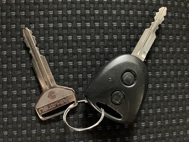 ハイゼットカーゴクルーズＳＡIII／サポカーＳワイド適合／ＥＴＣ／キーレス新車保証継承　車検整備付　オートライト　オートハイビーム　電動格納式ドアミラー　キーレス　トップシェイドガラス　ＥＴＣ　Ｆパワーウィンドウ　レインクリアリングミラー　バックソナー　ＬＥＤヘッドライト（大阪府）の中古車