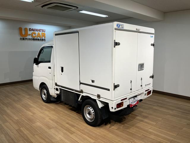 ハイゼットトラックＦＲＰ中温片側スライドドア／車検整備付／オートライト／４ＡＴ車検整備付　横滑り防止装置　両席エアバック　パワーステアリング　エアコン　ＡＭ・ＦＭラジオ　オートライト　ハイルーフ　４ＡＴ　ハロゲンヘッドライト（大阪府）の中古車