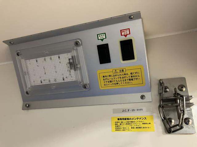 ハイゼットトラックＦＲＰ中温片側スライドドア／車検整備付／オートライト／４ＡＴ車検整備付　横滑り防止装置　両席エアバック　パワーステアリング　エアコン　ＡＭ・ＦＭラジオ　オートライト　ハイルーフ　４ＡＴ　ハロゲンヘッドライト（大阪府）の中古車