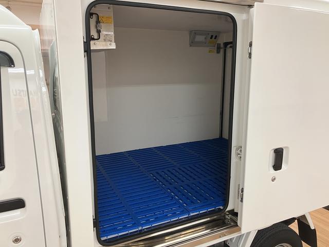 ハイゼットトラックＦＲＰ中温片側スライドドア／車検整備付／オートライト／４ＡＴ車検整備付　横滑り防止装置　両席エアバック　パワーステアリング　エアコン　ＡＭ・ＦＭラジオ　オートライト　ハイルーフ　４ＡＴ　ハロゲンヘッドライト（大阪府）の中古車