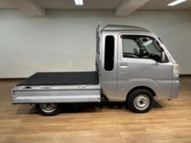 ハイゼットトラックジャンボ／認定中古車／１年間走行距離無制限保証／ＣＤ／ＥＴＣＡＵＸ端子付ＣＤステレオ　エアコン　パワステ　パワーウインドウ　社外ＥＴＣ　キーレスエントリー　４ＷＤ　ゲートプロテクター　荷台ゴムマット　テールゲートチェーン　スモークガラス　荷台作業灯　荷台鉄板張（大阪府）の中古車