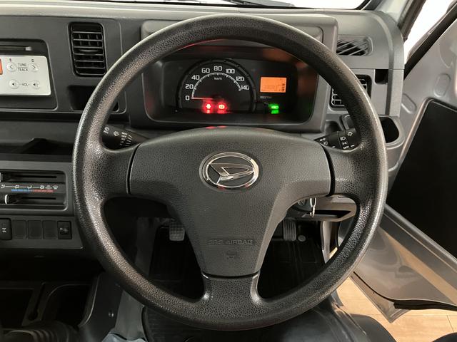 ハイゼットトラックジャンボ／認定中古車／１年間走行距離無制限保証／ＣＤ／ＥＴＣＡＵＸ端子付ＣＤステレオ　エアコン　パワステ　パワーウインドウ　社外ＥＴＣ　キーレスエントリー　４ＷＤ　ゲートプロテクター　荷台ゴムマット　テールゲートチェーン　スモークガラス　荷台作業灯　荷台鉄板張（大阪府）の中古車