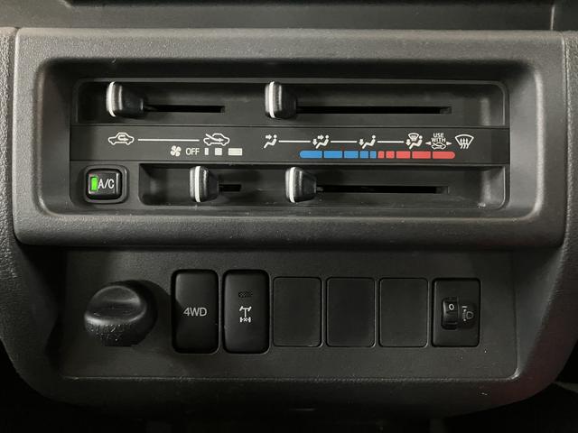 ハイゼットトラックジャンボ／認定中古車／１年間走行距離無制限保証／ＣＤ／ＥＴＣＡＵＸ端子付ＣＤステレオ　エアコン　パワステ　パワーウインドウ　社外ＥＴＣ　キーレスエントリー　４ＷＤ　ゲートプロテクター　荷台ゴムマット　テールゲートチェーン　スモークガラス　荷台作業灯　荷台鉄板張（大阪府）の中古車