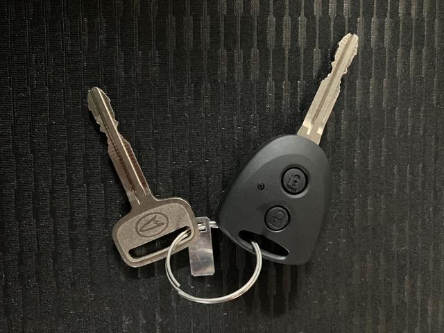 ハイゼットカーゴDX/認定中古車/新車保証継承/エアコン/パワステ/4WD新車保証継承 AM・FMラジオ キーレスエントリー 前後コーナーセンサー エコアイドル フロントパワーウインドウ オートライト ロック/オート切替4WD オーバーヘッドシェルフ(大阪府)の中古車