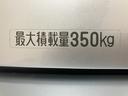１年間走行距離無制限　ＡＭ／ＦＭラジオ　両席エアバッグ　アイドリングストップ　オーバーヘッドコンソール　前席パワーウインドウ　スモークガラス　ハロゲンヘッドライト　パワーステアリング　ＡＢＳ（大阪府）の中古車
