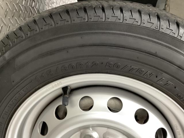 ハイゼットカーゴＤＸ　雹害車両　ワンオーナー　ＣＶＴ車　前後コーナーセンサー雹害車両　１年保証　ワンオーナー　ＣＶＴ　前後コーナーセンサー　オートマチックハイビーム　キーレスエントリー　横滑り防止装置　オートライト　ヘッドライトレベライザー　パワーウィンドウ　ラジオ（兵庫県）の中古車