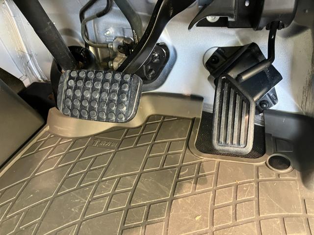ハイゼットトラックジャンボＳＡ３ｔ　４ＷＤ　ＡＴ車　キーレス　パワーウインドウ衝突被害軽減ブレーキ　スマアシ３ｔ　リヤーコーナーセンサー　ＣＤステレオ　ＬＥＤヘッドライト　パワーウインドウ　荷台作業灯　マニュアルレベリング　キーレスエントリー　パートタイム４ＷＤ　ＡＴ車（滋賀県）の中古車