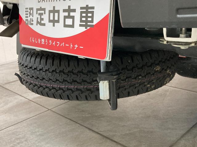 サンバートラックＴＢ　４ＷＤ　ＣＶＴ　ＡＭ／ＦＭラジオ　走行２８００キロ台衝突被害軽減ブレーキ　コーナーセンサー　電子制御式４ＷＤ　ＣＶＴ　ＡＭ／ＦＭラジオ　オートライト　マニュアルエアコン　マニュアルレベリング　テールゲートチェーン　ゲートプロテクター　エコアイドル（滋賀県）の中古車