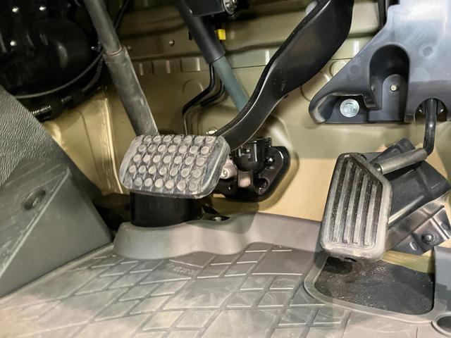 ハイゼットトラックスタンダード　４ＷＤ　ＡＴ車　走行２千キロ台テールゲートチェーン　荷台ゴムマット　ＡＭ／ＦＭステレオ（滋賀県）の中古車