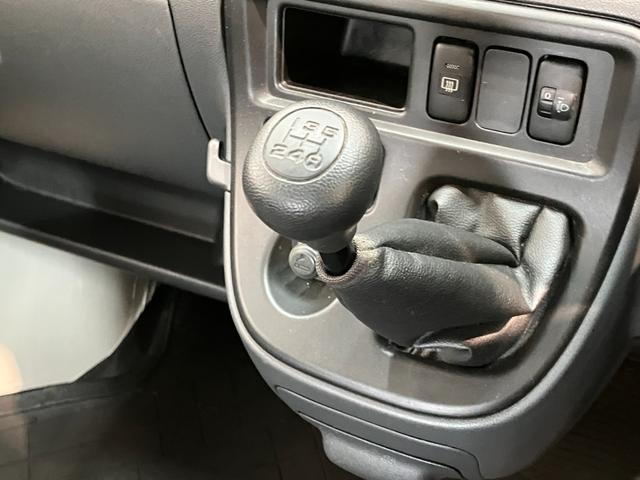 ハイゼットカーゴスペシャル　４ＷＤ　５ＭＴ　走行１万８千キロ　車検整備付パートタイム４ＷＤ　５ＭＴ車　ＡＭ／ＦＭステレオ（滋賀県）の中古車