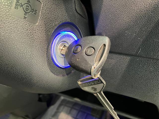 ハイゼットカーゴデッキバンＧ　４ＷＤ　ＬＥＤ　キーレス追突被害軽減ブレーキ　スマアシ３　キーレス　パワーウインドウ　パートタイム４ＷＤ　両側スライドドア　エコアイドル（滋賀県）の中古車
