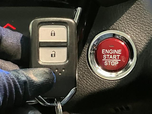 ヴェゼルＳ　ワンセグナビ　バックカメラ　ドラレコ　車検整備付追突被害軽減ブレーキ　ワンセグナビ　バックカメラ　ＤＶＤ　Ｂｌｕｅｔｏｏｔｈ　ドラレコ　クルーズコントロール　シートヒーター　パドルシフト　ＬＥＤ　オートライト　オートエアコン　スマートキー（滋賀県）の中古車