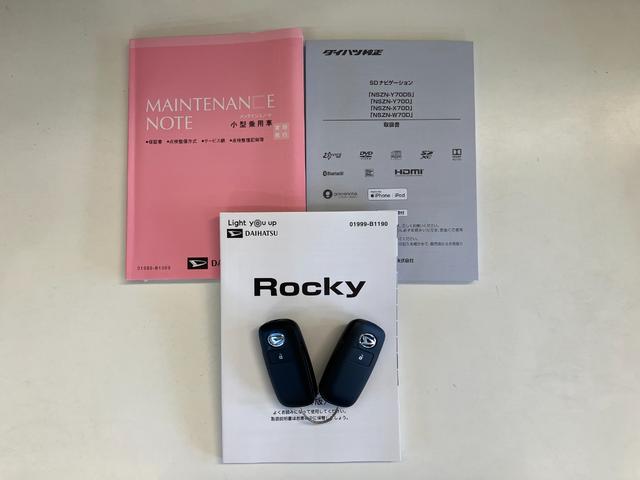 ロッキープレミアム　９型ナビ　パノラマカメラ　ドラレコ　車検整備付衝突被害軽減ブレーキ　コーナーセンサー　９型フルセグナビ　パノラマカメラ　ＤＶＤ再生　Ｂｌｕｅｔｏｏｔｈ　ＵＳＢ　前後ドラレコ　ＥＴＣ　前席シートヒーター　ＬＥＤ　レーダークルコン　オートエアコン（滋賀県）の中古車