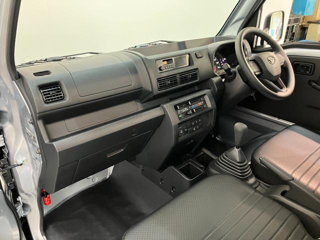 ハイゼットトラックスタンダード　５ＭＴ　パートタイム４ＷＤ　届出済未使用車衝突被害軽減ブレーキ　コーナーセンサー　パートタイム４ＷＤ　ＡＭ／ＦＭラジオ　マニュアルエアコン　マニュアルレベリング　オートライト（滋賀県）の中古車