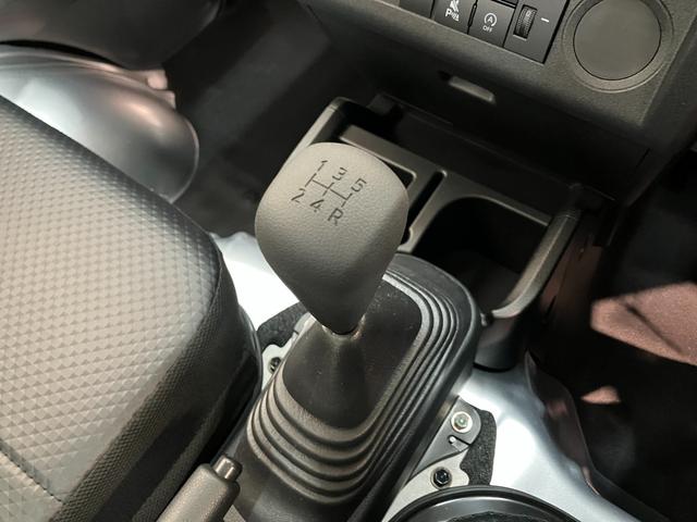 ハイゼットトラックスタンダード　５ＭＴ　パートタイム４ＷＤ　届出済未使用車衝突被害軽減ブレーキ　コーナーセンサー　パートタイム４ＷＤ　ＡＭ／ＦＭラジオ　マニュアルエアコン　マニュアルレベリング　オートライト（滋賀県）の中古車