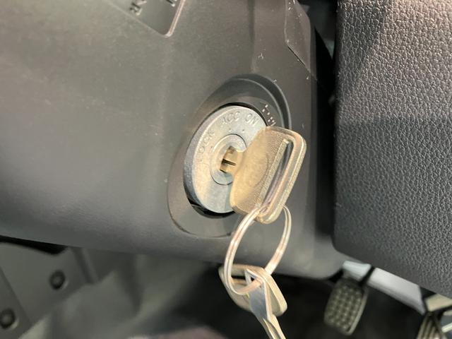 ハイゼットトラックスタンダード　５ＭＴ　パートタイム４ＷＤ　届出済未使用車衝突被害軽減ブレーキ　コーナーセンサー　パートタイム４ＷＤ　ＡＭ／ＦＭラジオ　マニュアルエアコン　マニュアルレベリング　オートライト（滋賀県）の中古車