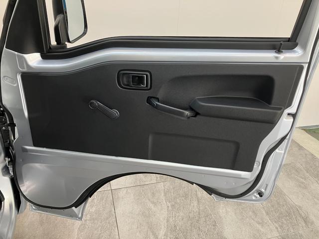 ハイゼットトラックスタンダード　５ＭＴ　パートタイム４ＷＤ　届出済未使用車衝突被害軽減ブレーキ　コーナーセンサー　パートタイム４ＷＤ　ＡＭ／ＦＭラジオ　マニュアルエアコン　マニュアルレベリング　オートライト（滋賀県）の中古車