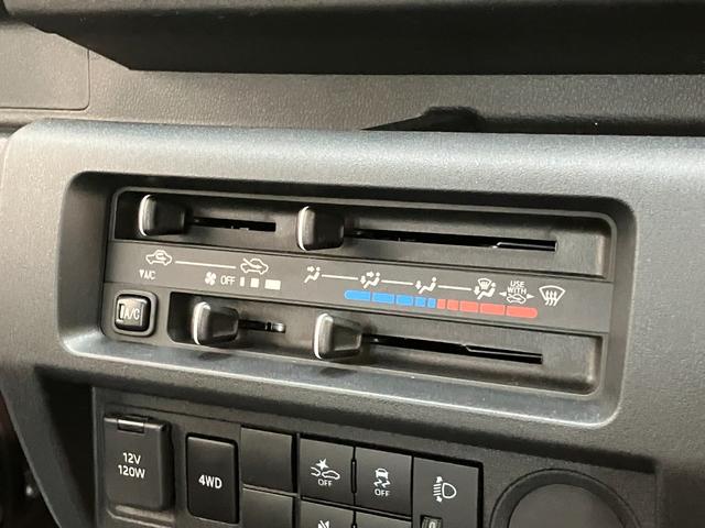 ハイゼットトラックスタンダード　５ＭＴ　パートタイム４ＷＤ　届出済未使用車衝突被害軽減ブレーキ　コーナーセンサー　パートタイム４ＷＤ　ＡＭ／ＦＭラジオ　マニュアルエアコン　マニュアルレベリング　オートライト（滋賀県）の中古車