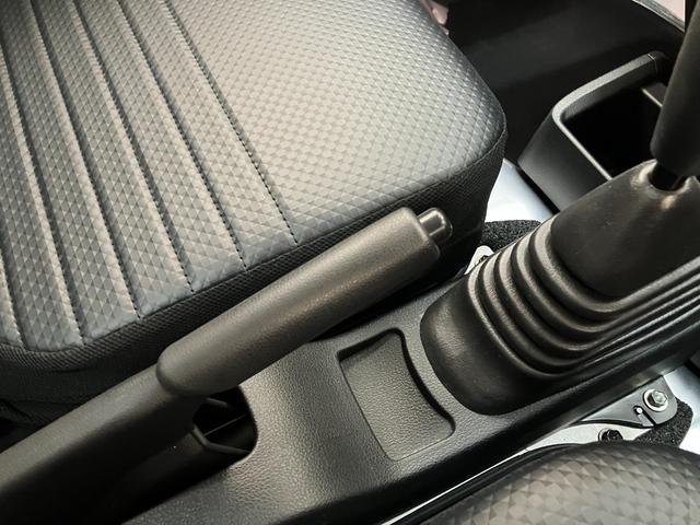 ハイゼットトラックスタンダード　５ＭＴ　パートタイム４ＷＤ　届出済未使用車衝突被害軽減ブレーキ　コーナーセンサー　パートタイム４ＷＤ　ＡＭ／ＦＭラジオ　マニュアルエアコン　マニュアルレベリング　オートライト（滋賀県）の中古車