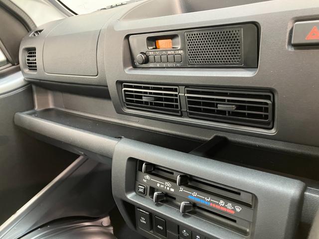 ハイゼットトラックスタンダード　５ＭＴ　パートタイム４ＷＤ　届出済未使用車衝突被害軽減ブレーキ　コーナーセンサー　パートタイム４ＷＤ　ＡＭ／ＦＭラジオ　マニュアルエアコン　マニュアルレベリング　オートライト（滋賀県）の中古車