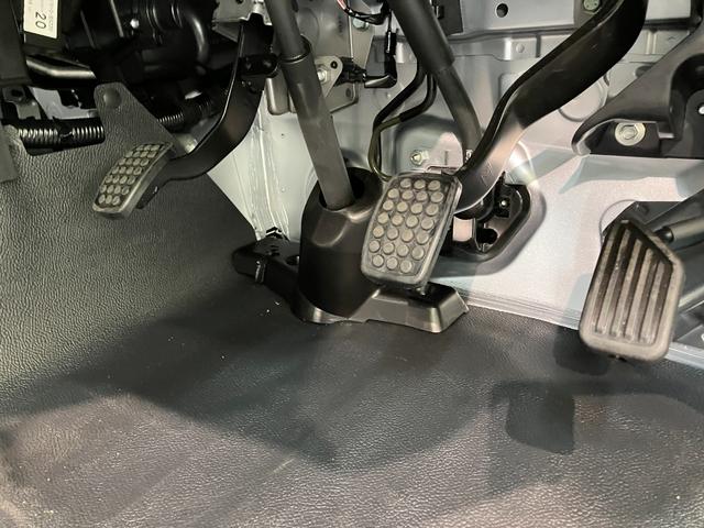 ハイゼットトラックスタンダード　５ＭＴ　パートタイム４ＷＤ　届出済未使用車衝突被害軽減ブレーキ　コーナーセンサー　パートタイム４ＷＤ　ＡＭ／ＦＭラジオ　マニュアルエアコン　マニュアルレベリング　オートライト（滋賀県）の中古車