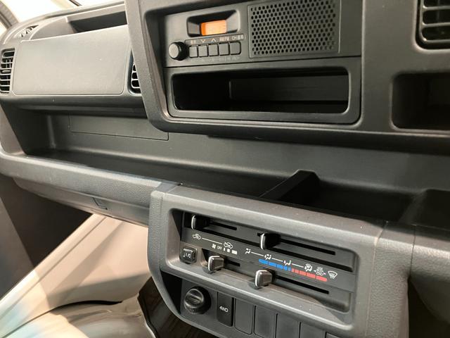 ハイゼットトラックスタンダード　５ＭＴ　４ＷＤ　キーレス　パワーウインドウパートタイム４ＷＤ　ＡＭ／ＦＭラジオ　マニュアルエアコン　マニュアルレベリング　キーレスエントリー　パワーウインドウ　５速マニュアルミッション車　タイヤ４本新品交換済み（滋賀県）の中古車