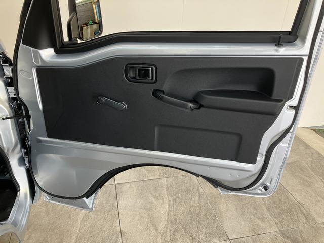 ハイゼットトラックスタンダード　５ＭＴ　パートタイム４ＷＤ　届出済未使用車衝突被害軽減ブレーキ　コーナーセンサー　パートタイム４ＷＤ　ＡＭ／ＦＭラジオ　マニュアルエアコン　マニュアルレベリング　オートライト（滋賀県）の中古車