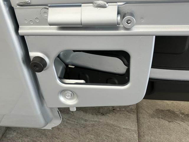 ハイゼットトラックスタンダード　５ＭＴ　パートタイム４ＷＤ　届出済未使用車衝突被害軽減ブレーキ　コーナーセンサー　パートタイム４ＷＤ　ＡＭ／ＦＭラジオ　マニュアルエアコン　マニュアルレベリング　オートライト（滋賀県）の中古車