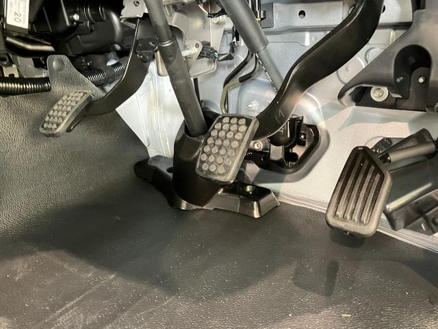 ハイゼットトラックスタンダード　５ＭＴ　パートタイム４ＷＤ　届出済未使用車衝突被害軽減ブレーキ　コーナーセンサー　パートタイム４ＷＤ　ＡＭ／ＦＭラジオ　マニュアルエアコン　マニュアルレベリング　オートライト（滋賀県）の中古車