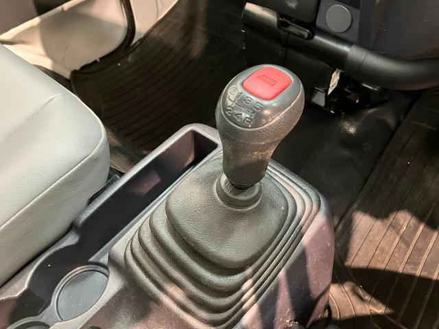 サンバートラックTB 5MT 4WD エアコン 荷台作業灯 車検整備付5MT パートタイム4WD AM/FMラジオ マニュアルエアコン マニュアルレベリング 荷台作業灯(滋賀県)の中古車