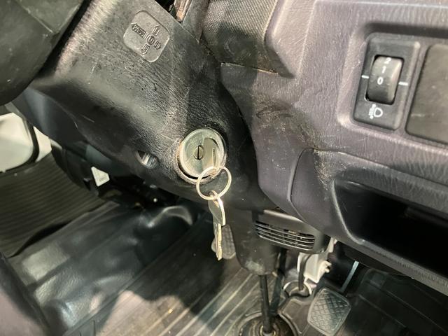 サンバートラックTB 5MT 4WD エアコン 荷台作業灯 車検整備付5MT パートタイム4WD AM/FMラジオ マニュアルエアコン マニュアルレベリング 荷台作業灯(滋賀県)の中古車