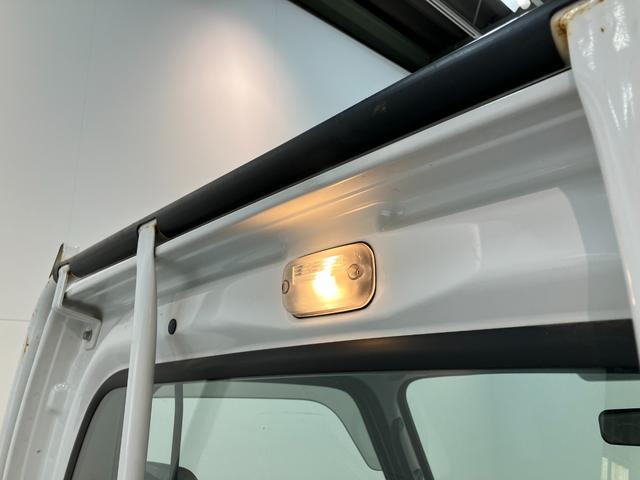 サンバートラックTB 5MT 4WD エアコン 荷台作業灯 車検整備付5MT パートタイム4WD AM/FMラジオ マニュアルエアコン マニュアルレベリング 荷台作業灯(滋賀県)の中古車