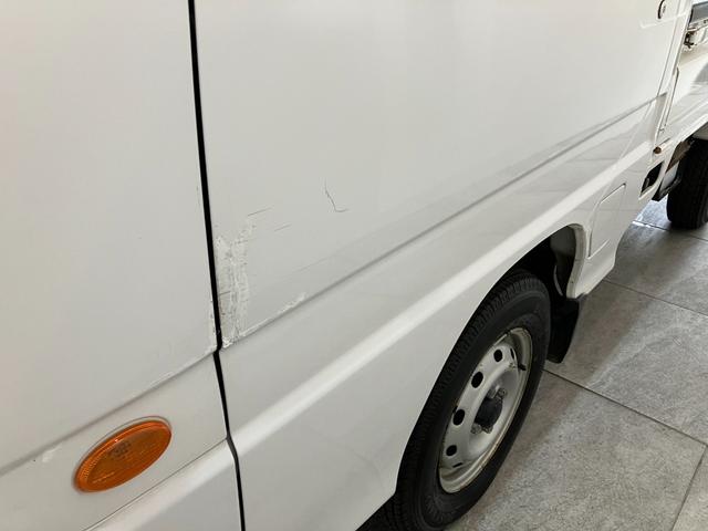 サンバートラックTB 5MT 4WD エアコン 荷台作業灯 車検整備付5MT パートタイム4WD AM/FMラジオ マニュアルエアコン マニュアルレベリング 荷台作業灯(滋賀県)の中古車