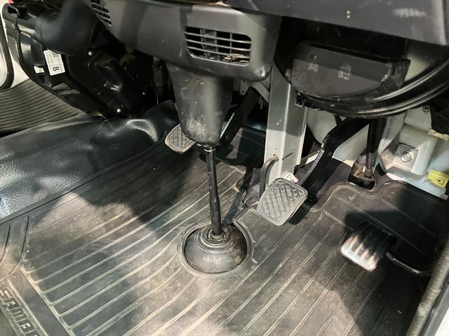 サンバートラックTB 5MT 4WD エアコン 荷台作業灯 車検整備付5MT パートタイム4WD AM/FMラジオ マニュアルエアコン マニュアルレベリング 荷台作業灯(滋賀県)の中古車