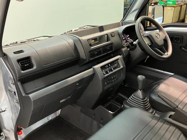 ハイゼットトラックスタンダード 5MT 4WD コーナーセンサー オートライト衝突被害軽減ブレーキ コーナーセンサー パートタイム4WD AM/FMラジオ マニュアルエアコン マニュアルレベリング オートライト 5速マニュアルミッション車(滋賀県)の中古車