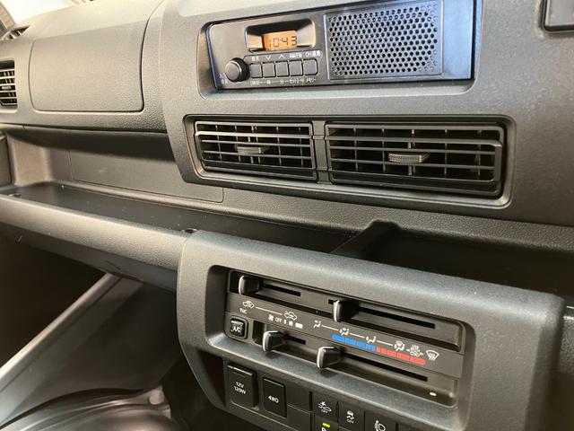 ハイゼットトラックスタンダード 5MT 4WD コーナーセンサー オートライト衝突被害軽減ブレーキ コーナーセンサー パートタイム4WD AM/FMラジオ マニュアルエアコン マニュアルレベリング オートライト(滋賀県)の中古車