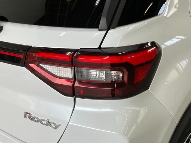 ロッキープレミアムＧ　ＨＥＶ　９型ディスプレイオーディオ　車検整備付衝突被害軽減ブレーキ　コーナーセンサー　ディスプレイオーディオ　フルセグ　パノラマカメラ　Ｂｌｕｅｔｏｏｔｈ　ＵＳＢ　ドラレコ　ＴＶコントロール　前席シートヒーター　電動パーキング　ＬＥＤ　クルコン（滋賀県）の中古車