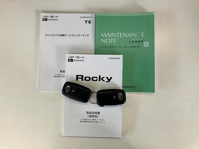 ロッキープレミアムＧ　ＨＥＶ　９型ディスプレイオーディオ　車検整備付衝突被害軽減ブレーキ　コーナーセンサー　ディスプレイオーディオ　フルセグ　パノラマカメラ　Ｂｌｕｅｔｏｏｔｈ　ＵＳＢ　ドラレコ　ＴＶコントロール　前席シートヒーター　電動パーキング　ＬＥＤ　クルコン（滋賀県）の中古車