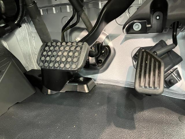 ハイゼットトラックスタンダード　４ＷＤ　ＣＶＴ　コーナーセンサー　オートライト衝突被害軽減ブレーキ　コーナーセンサー　パートタイム４ＷＤ　ＡＭ／ＦＭラジオ　マニュアルエアコン　マニュアルレベリング　オートライト（滋賀県）の中古車