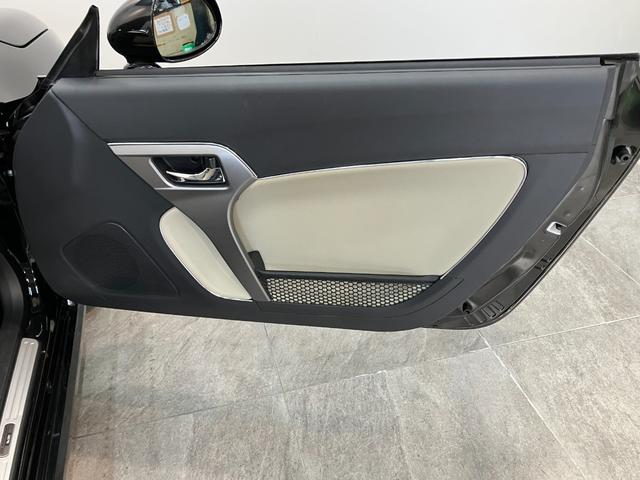 コペン２０ｔｈアニバーサリーエディション　ナビ　バックカメラフルセグナビ　ＤＶＤ再生　Ｂｌｕｅｔｏｏｔｈ　ＵＳＢ　パドルシフト　ＭＯＭＯ製ハンドル　革シート　ＢＢＳ製アルミホイール　シートヒーター　ＬＥＤ　オートライト　オートエアコン　スマートキー　ターボ（滋賀県）の中古車