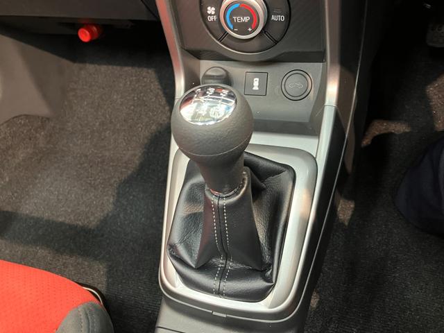 コペンセロＳ　５ＭＴ　フルセグナビ　ＭＯＭＯステ　届出済未使用車リヤコーナーセンサー　フルセグナビ　ＤＶＤ　Ｂｌｕｅｔｏｏｔｈ　ＵＳＢ　シートヒーター　オートライト　ビルシュタイン製ショックアブソーバー　レカロシート　ＭＯＭＯ製ステアリング（滋賀県）の中古車