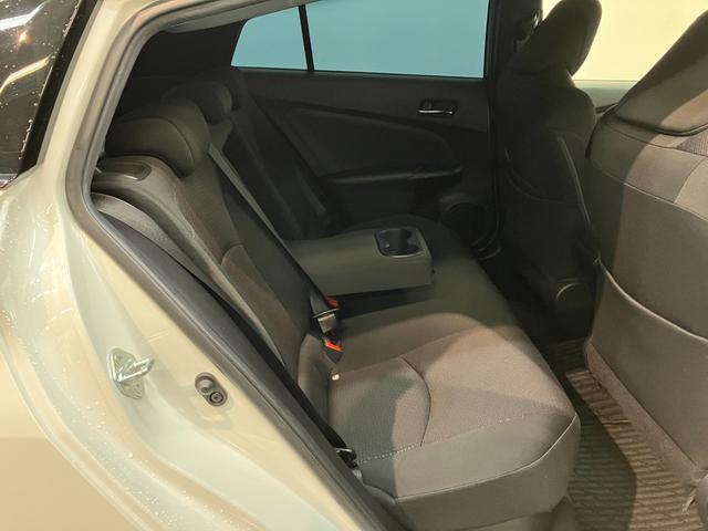 プリウスＳ　９型フルセグナビ　バックカメラ　レーダークルコントヨタセーフティセンス　９型フルセグナビ　バックカメラ　ＤＶＤ再生　Ｂｌｕｅｔｏｏｔｈ　ＥＴＣ　レーダークルーズコントロール　オートエアコン　オートライト　スマートキー　ＬＥＤ（滋賀県）の中古車