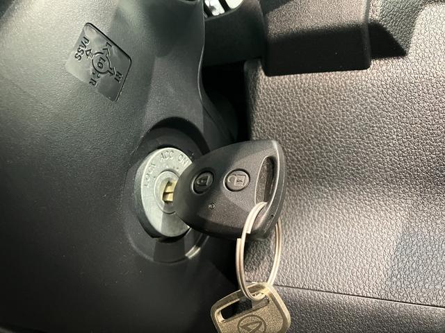 ハイゼットカーゴＤＸ　４ＷＤ　キーレス　パワーウインドウ　走行２千キロ台衝突被害軽減ブレーキ　スマアシ　コーナーセンサー　前席パワーウインドウ　ＡＭ／ＦＭステレオ　両側スライドドア　パートタイム４ＷＤ　オートライト　マニュアルレベリング（滋賀県）の中古車