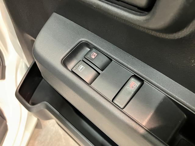 ハイゼットカーゴＤＸ　４ＷＤ　キーレス　パワーウインドウ　走行２千キロ台衝突被害軽減ブレーキ　スマアシ　コーナーセンサー　前席パワーウインドウ　ＡＭ／ＦＭステレオ　両側スライドドア　パートタイム４ＷＤ　オートライト　マニュアルレベリング（滋賀県）の中古車