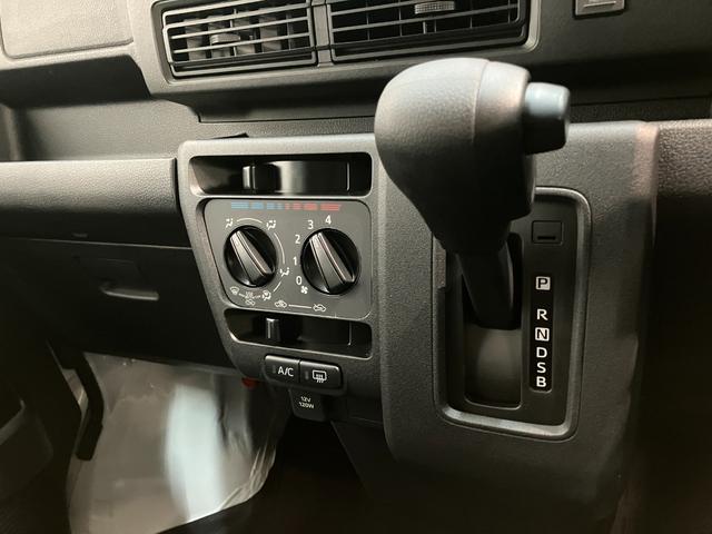 ハイゼットカーゴＤＸ　４ＷＤ　キーレス　パワーウインドウ　走行２千キロ台衝突被害軽減ブレーキ　スマアシ　コーナーセンサー　前席パワーウインドウ　ＡＭ／ＦＭステレオ　両側スライドドア　パートタイム４ＷＤ　オートライト　マニュアルレベリング（滋賀県）の中古車