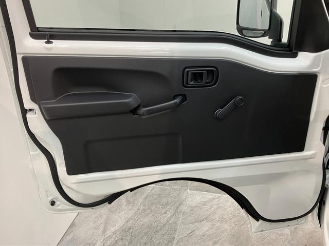 ハイゼットトラックスタンダード　４ＷＤ　ＣＶＴ　届出済未使用車衝突被害軽減ブレーキ　コーナーセンサー　パートタイム４ＷＤ　ＡＭ／ＦＭラジオ　マニュアルエアコン　マニュアルレベリング　オートライト（滋賀県）の中古車