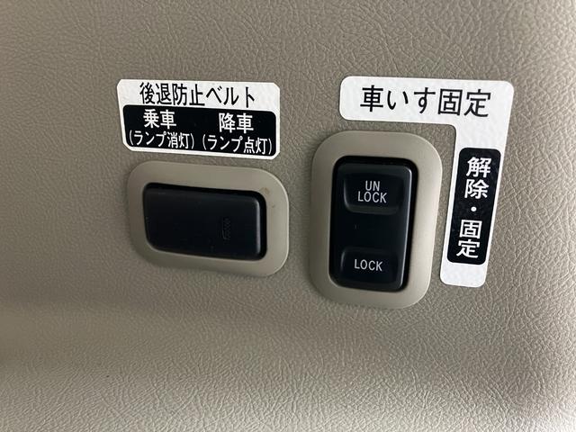 タントスローパー　リヤシート付仕様　走行３万２千キロ台福祉車両　車いす乗降車　電動ウインチ　リヤシート付　ＣＤステレオ　キーレスエントリー　電動格納式ミラー　マニュアルレベリング　マニュアルエアコン　左側スライドドア（滋賀県）の中古車