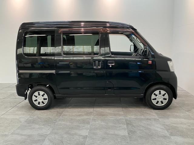 ハイゼットカーゴクルーズ　５５ｔｈアニバーサリーゴールドエディション　４ＷＤ車検整備付　フルセグナビ　ＤＶＤ再生　Ｂｌｕｅｔｏｏｔｈ　ＵＳＢ　キーレスエントリー　電動格納式ミラー　マニュアルレベリング　マニュアルエアコン　フロントゴールドグリル　パートタイム４ＷＤ（滋賀県）の中古車